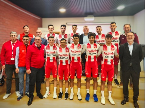 AVILUDO E EQUIPA DE CICLISMO: UNIDOS NA ROTA DO SUCESSO