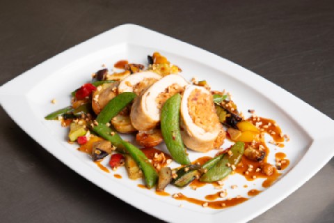 Peito de Frango Recheado com Alheira e Am�ndoas com batata salteada e legumes grelhados (4 pax)