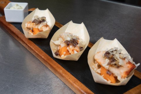 Tempura de salm�o com creme de batata doce e molho bearn�s