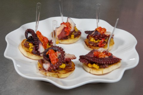 Tiborna de polvo em bolo levedo com milho, pimentos assados e  cebola caramelizada